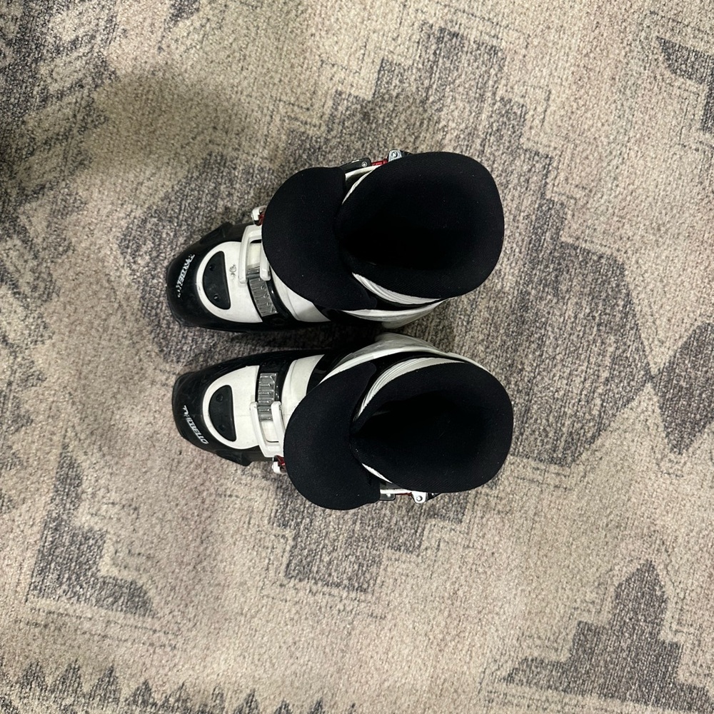 Dalbello Jr Kids CX3 Ski Boots - mondo 24.5. (Approx 7.5 kids/mens size) - Picture 5 of 7